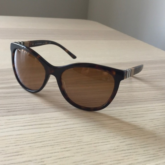 Lightly used Burberry Tortoise frame sunnies - Picture 2 of 6